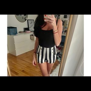 Stylish stripped shorts! 🖤